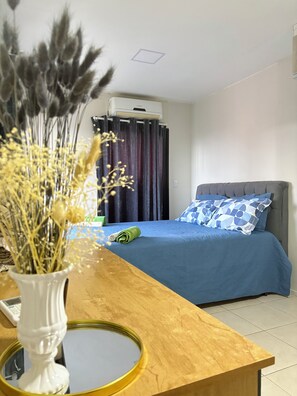 Tabla de planchar con plancha, wifi y ropa de cama 