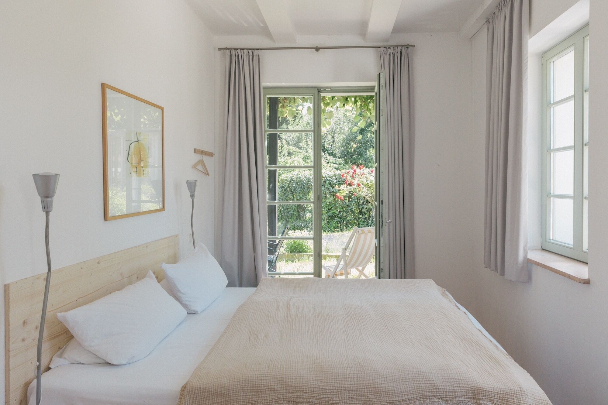 Värdeförvaringsskåp på rummet, strykjärn/strykbräda och resesäng