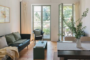 Living area - Turmvilla Werder - Historic vacation home with garden, Havel view & bathing jetty (Werder Havel)