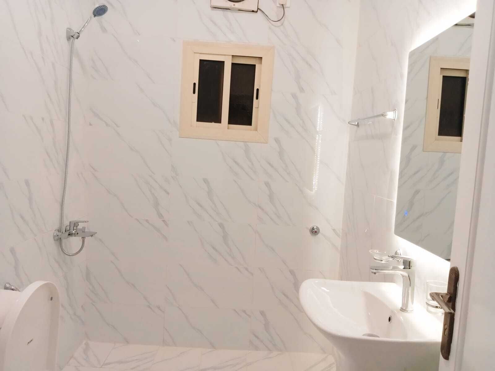 Xà phòng, dầu gội, giấy vệ sinh 