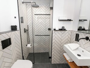 Junior Suite, Balcony | Bathroom | Shower, free toiletries, hair dryer, slippers