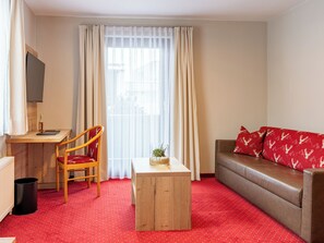 Deluxe Suite, Balcony | Living area