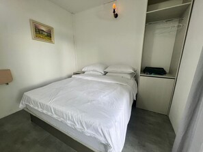 Habitación triple | Escritorio, wifi gratis y ropa de cama 