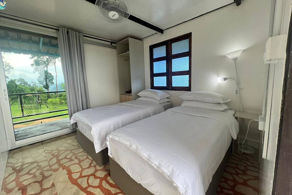 Habitación con 2 camas individuales | Escritorio, wifi gratis y ropa de cama