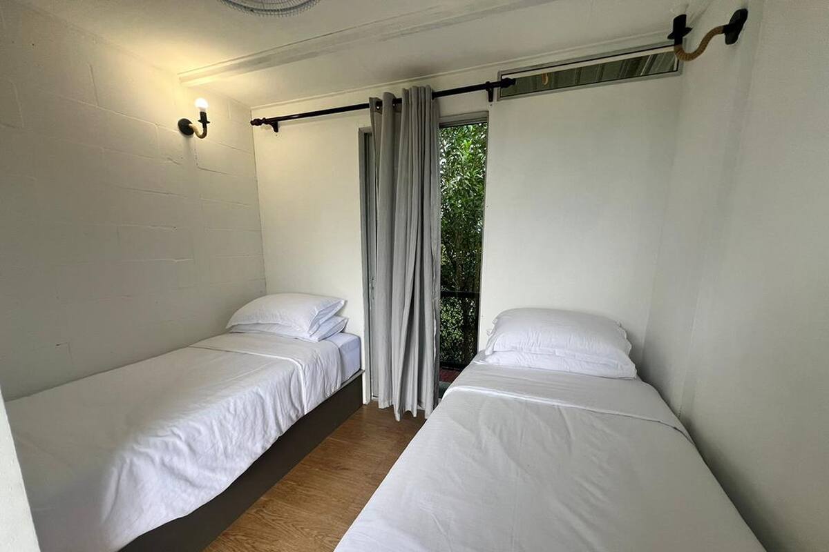 Habitación con 2 camas individuales | Escritorio, wifi gratis y ropa de cama