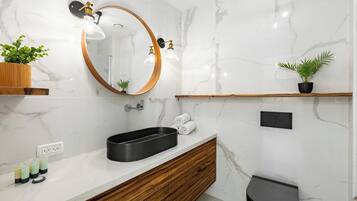 Apartment, Balcony, Beach View | Bathroom