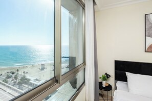 Tabla de planchar con plancha, wifi gratis y ropa de cama 