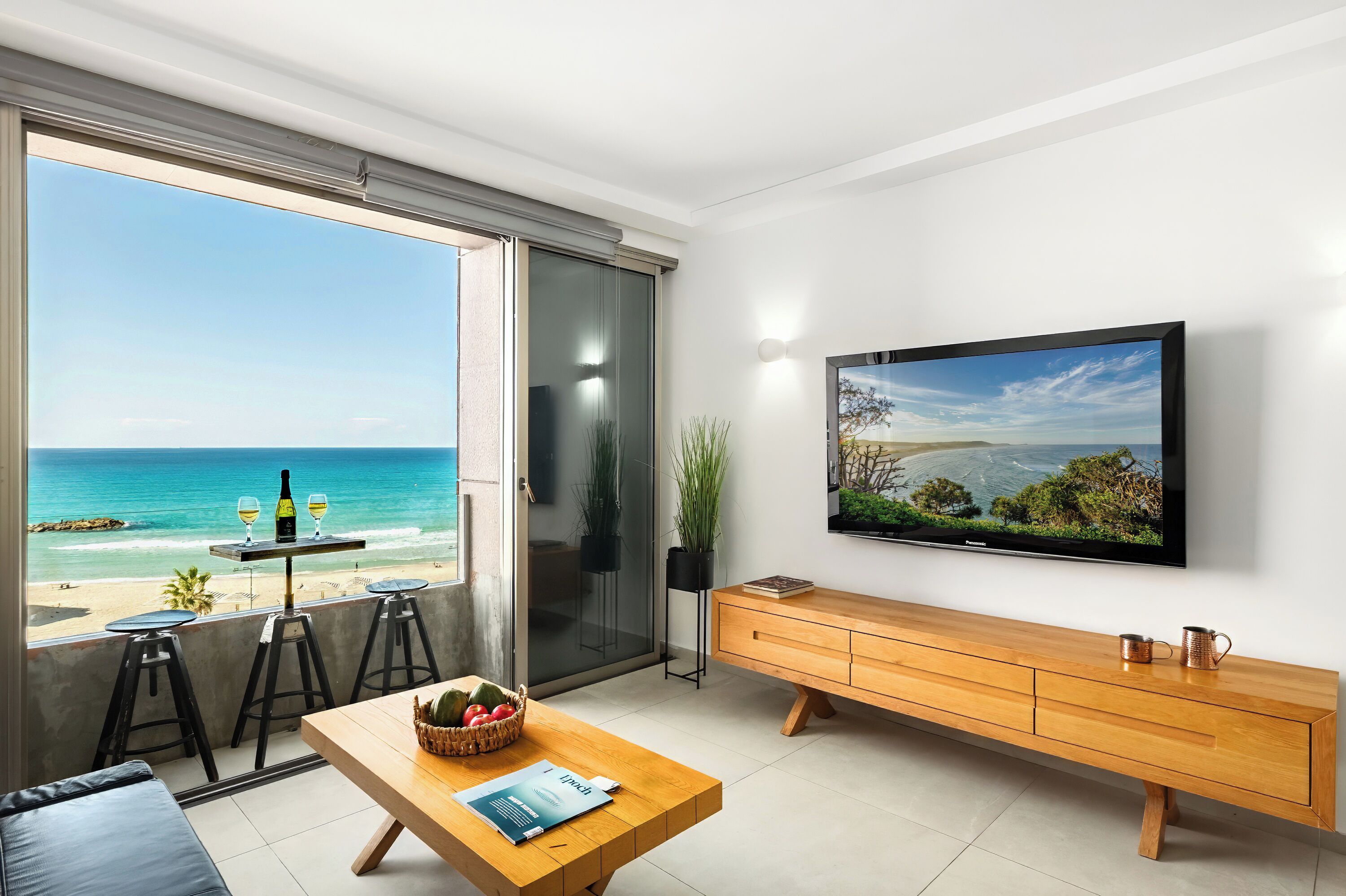 Departamento, balcón, vista a la playa | Área de sala de estar