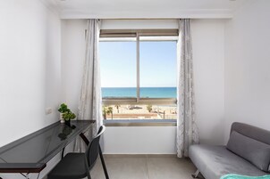 Tabla de planchar con plancha, wifi gratis y ropa de cama 