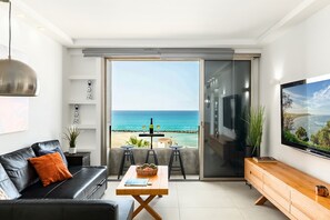 Leilighet, balkong, strandutsikt | Innvendig