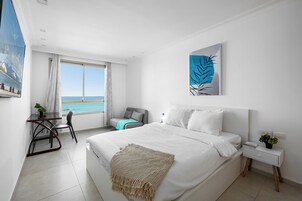 Tabla de planchar con plancha, wifi gratis y ropa de cama 