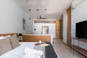 1 chambre, bureau, fer et planche à repasser, lit parapluie