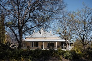 Exterior - Hope House is a large spacious villa in the Heart of Clare. (Clare)