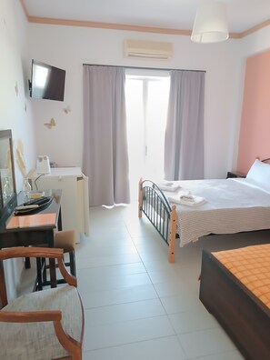 Habitación superior, balcón, vistas parciales al mar | Wifi gratis