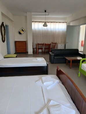 Standard Quadruple Room, Balcony, Courtyard View | Free WiFi - GOLDEN BEACH (Vathi)