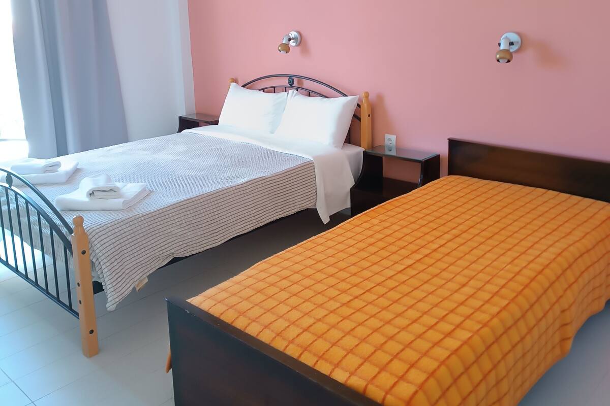 Habitación superior, balcón, vista parcial al mar | Wifi gratis