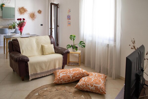 Living area - Apartment 'Casa Vacanza La Civetta' with Private Terrace, Balcony and Air Conditioning (Castri di Lecce)