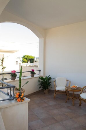 Property grounds - Apartment 'Casa Vacanza La Civetta' with Private Terrace, Balcony and Air Conditioning (Castri di Lecce)