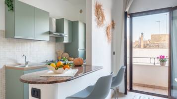 Frigorifero, forno, piano cottura, macchina per tè/caffè