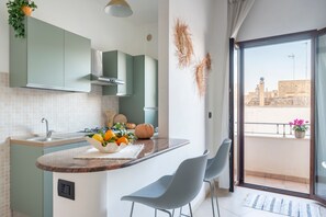 Frigorifero, forno, piano cottura, macchina per tè/caffè