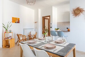 Dining - Apartment 'Casa Vacanza La Civetta' with Private Terrace, Balcony and Air Conditioning (Castri di Lecce)