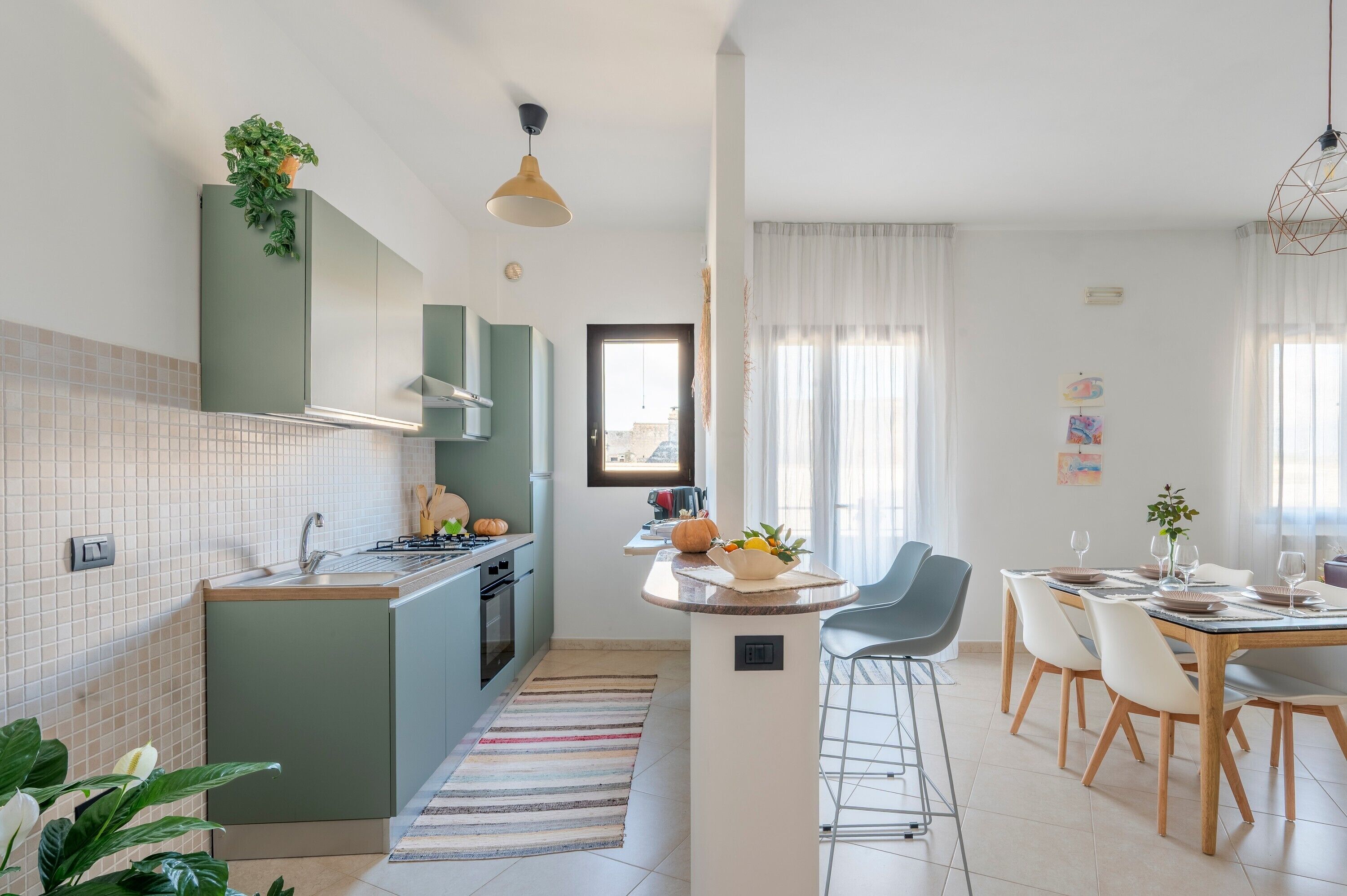 Réfrigérateur, four, plaque de cuisson, cafetière/bouilloire