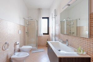 Shower, hair dryer, towels - Apartment 'Casa Vacanza La Civetta' with Private Terrace, Balcony and Air Conditioning (Castri di Lecce)