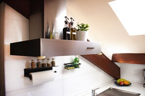 Coffee/tea maker, fridge, oven, stovetop - Bright loft 5 minutes from Milano Centrale, modern and well-connected by metro (Milano)
