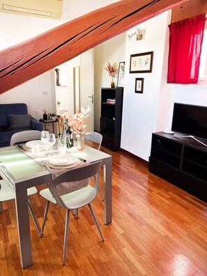 Dining - Bright loft 5 minutes from Milano Centrale, modern and well-connected by metro (Milano)