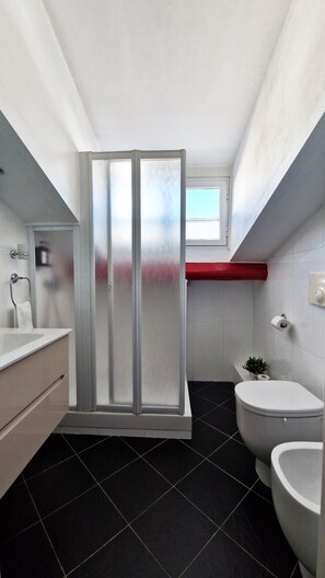 Shower, hair dryer, bidet, towels - Bright loft 5 minutes from Milano Centrale, modern and well-connected by metro (Milano)