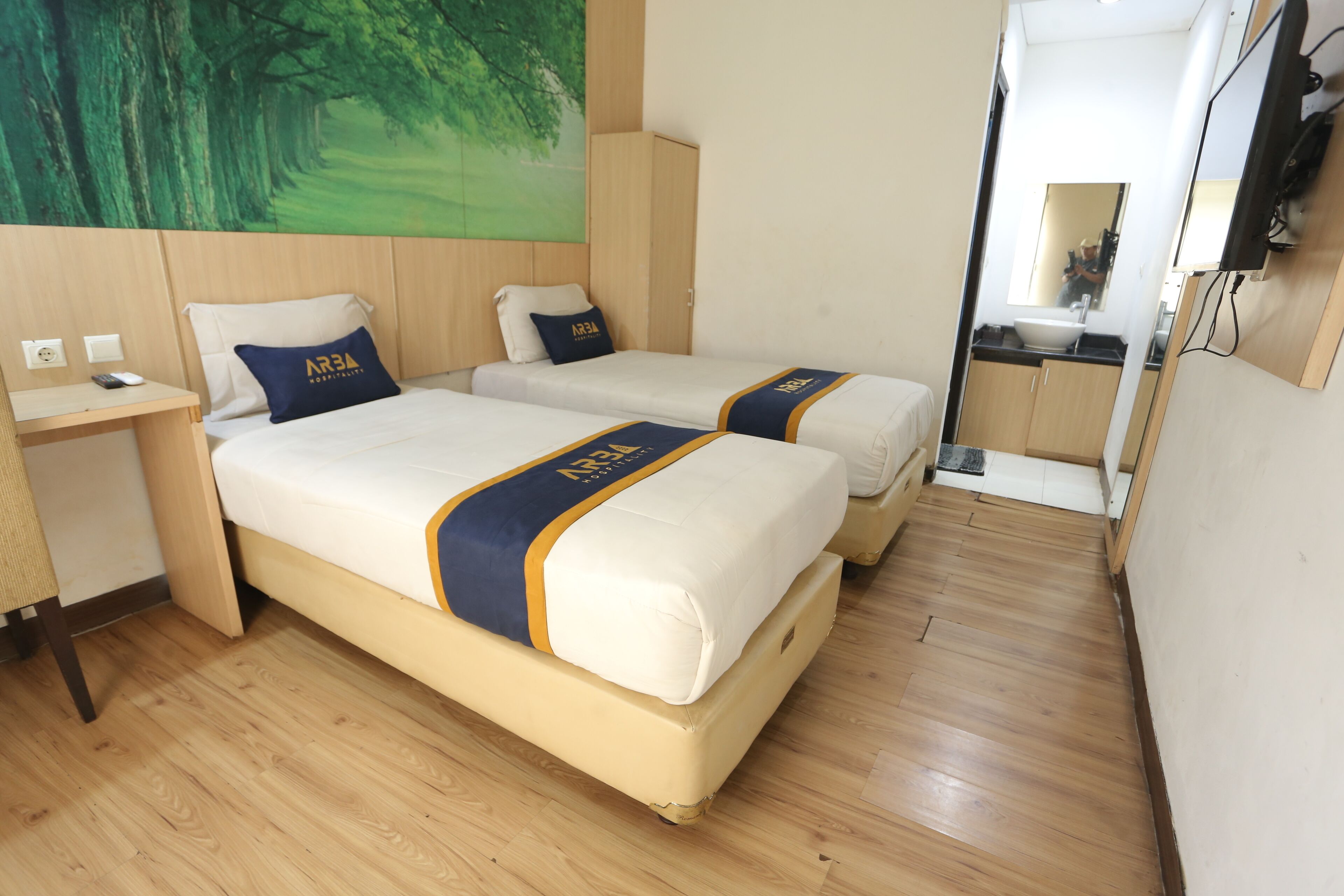 Habitación superior con 2 camas individuales | Escritorio, espacio para trabajar con laptop y wifi gratis 