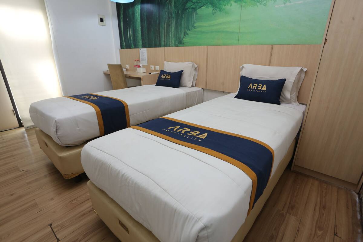 مكتب ومساحة عمل للكمبيوتر المحمول وواي فاي مجانًا وملاءات أسرّة