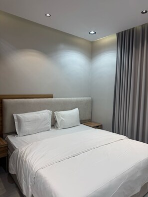 Habitación económica | Espacio para trabajar con un portátil