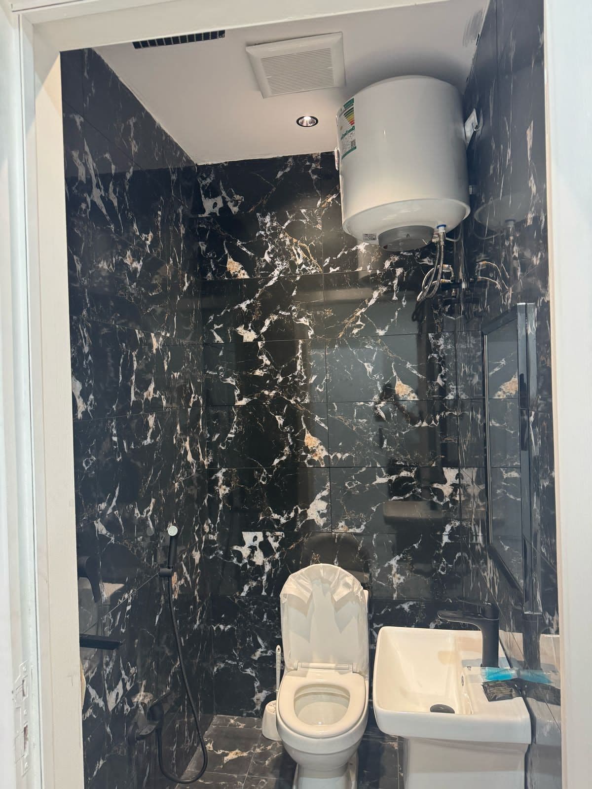 Regadera, toallas, jabón, shampoo 