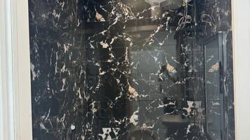 Ducha, toallas, jabón y champú