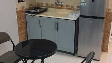 Suite económica, vista al valle | Espacio para trabajar con laptop