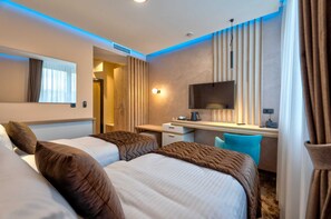 Quarto duplo standard, vista para a cidade | Cofres nos quartos, escrivaninha, espaço de trabalho para notebook