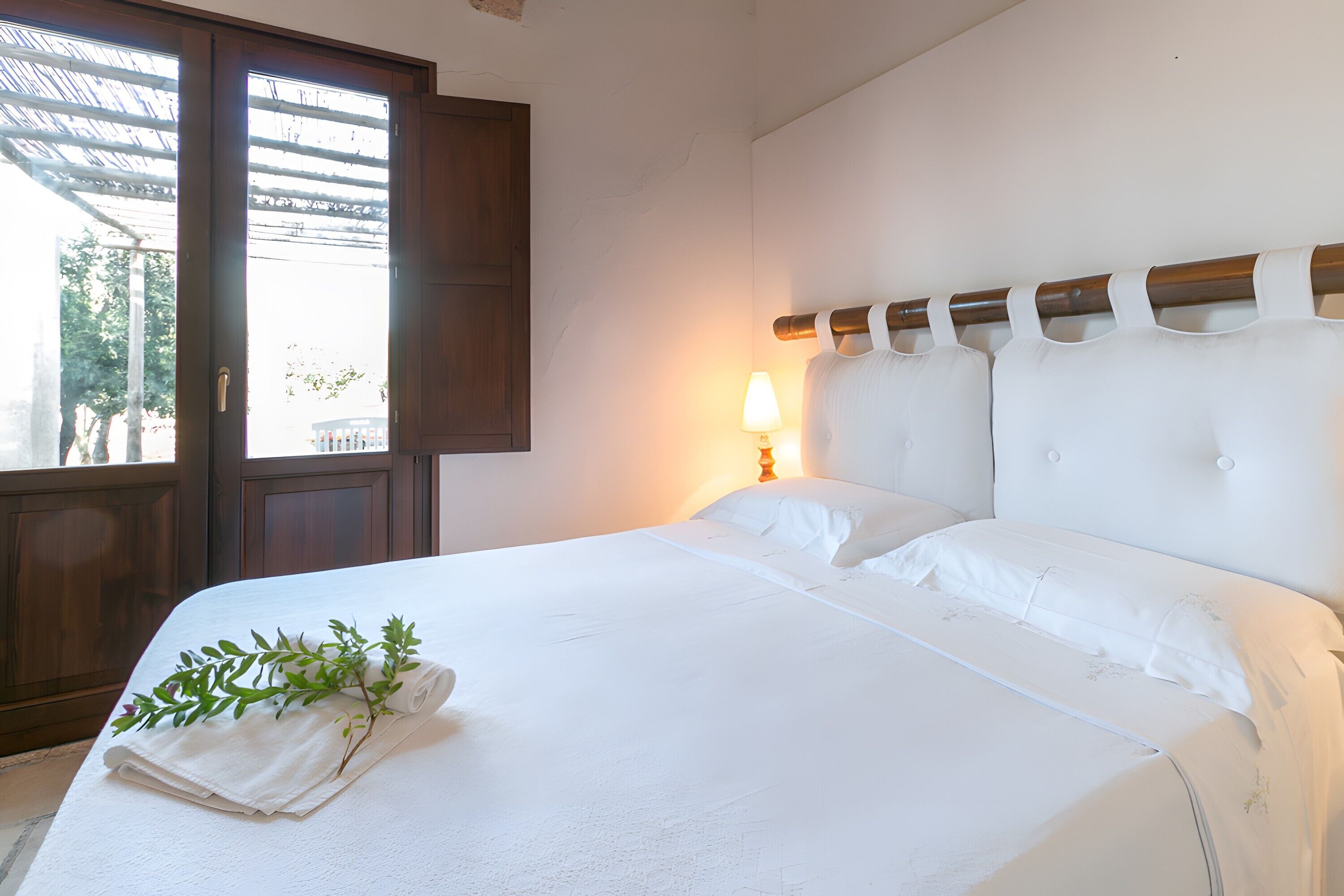 Tabla de planchar con plancha, wifi y ropa de cama 