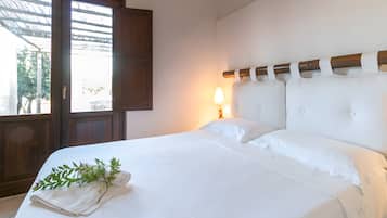 Tabla de planchar con plancha, wifi y ropa de cama