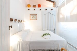 1 bedroom, iron/ironing board, bed sheets - Villa 'Riggia - Dependance Stalla' with Shared Pool, Private Terrace & Air Conditioning (Nardò)