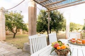 Outdoor dining - Villa 'Riggia - Dependance Stalla' with Shared Pool, Private Terrace & Air Conditioning (Nardò)