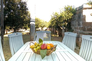 Outdoor dining - Villa 'Riggia - Dependance Stalla' with Shared Pool, Private Terrace & Air Conditioning (Nardò)