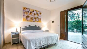 1 slaapkamer, een strijkplank/strijkijzer, beddengoed