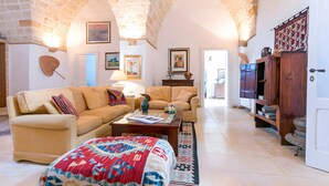 Un accogliente soggiorno con divano, tavolino e tappeto decorato.