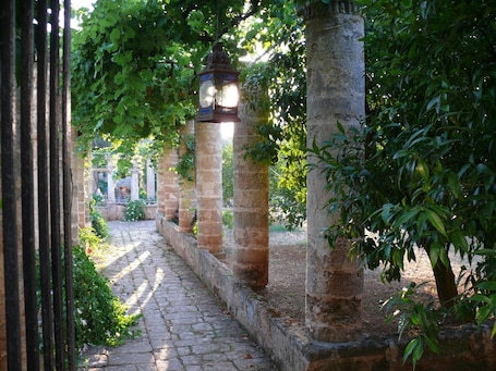 Property grounds. Holiday Home 'Villa Riggia - Ground Floor'