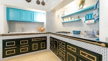 Réfrigérateur, four, plaque de cuisson, lave-vaisselle