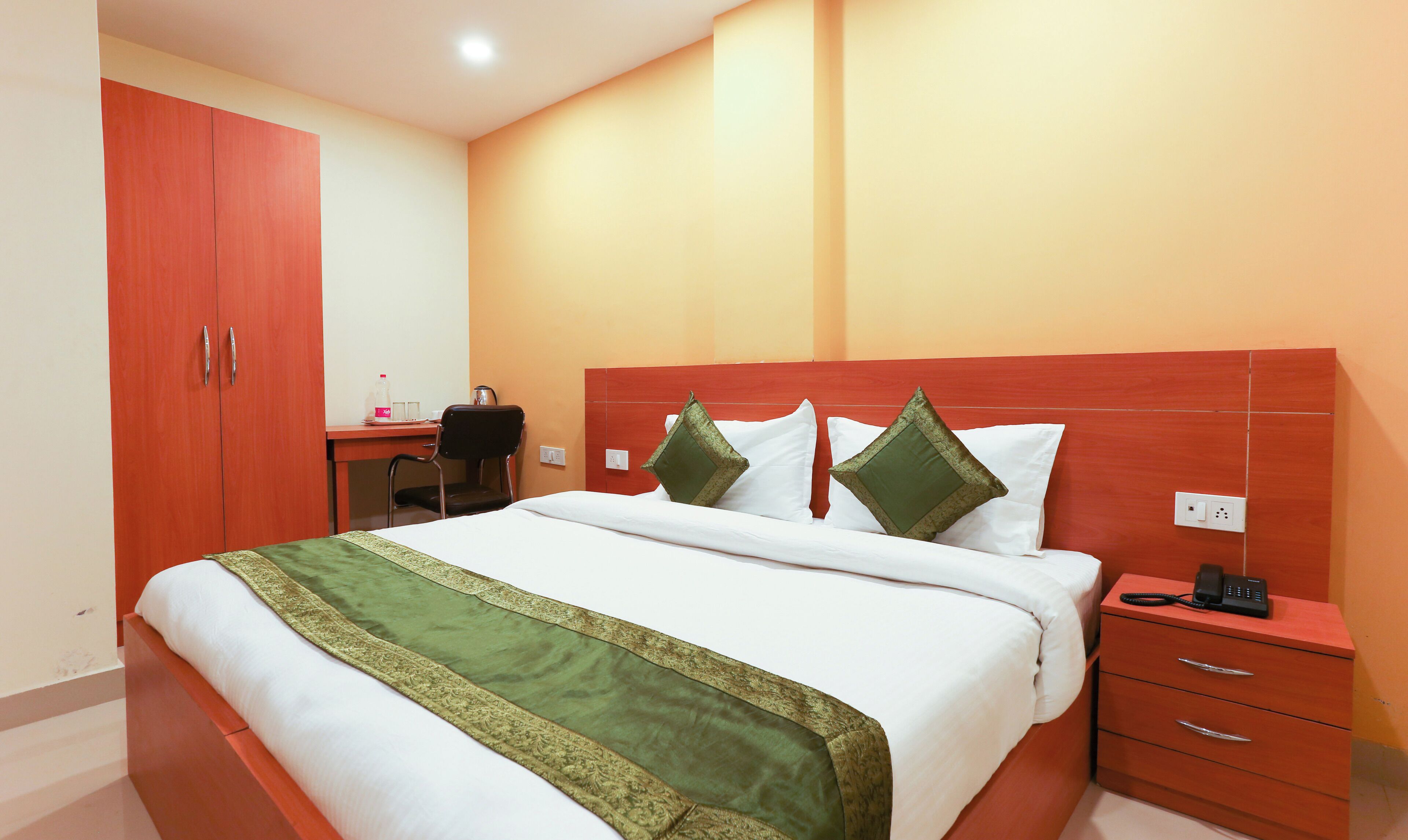 Camera Deluxe con letto matrimoniale o 2 letti singoli, vista città | Una scrivania, postazione laptop, insonorizzazione, ferro/asse da stiro