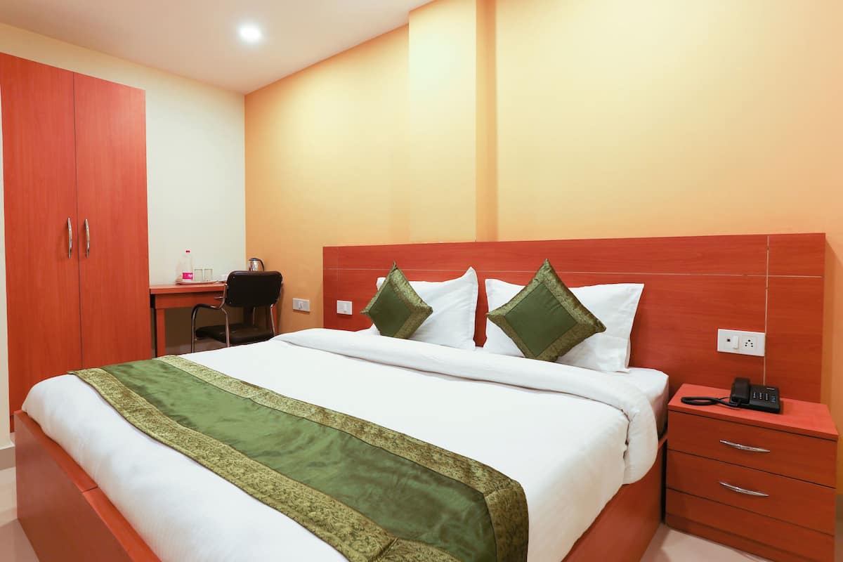 Quarto casal ou duplo luxo, vista para a cidade | Escrivaninha, espaço de trabalho para notebook, quartos à prova de som