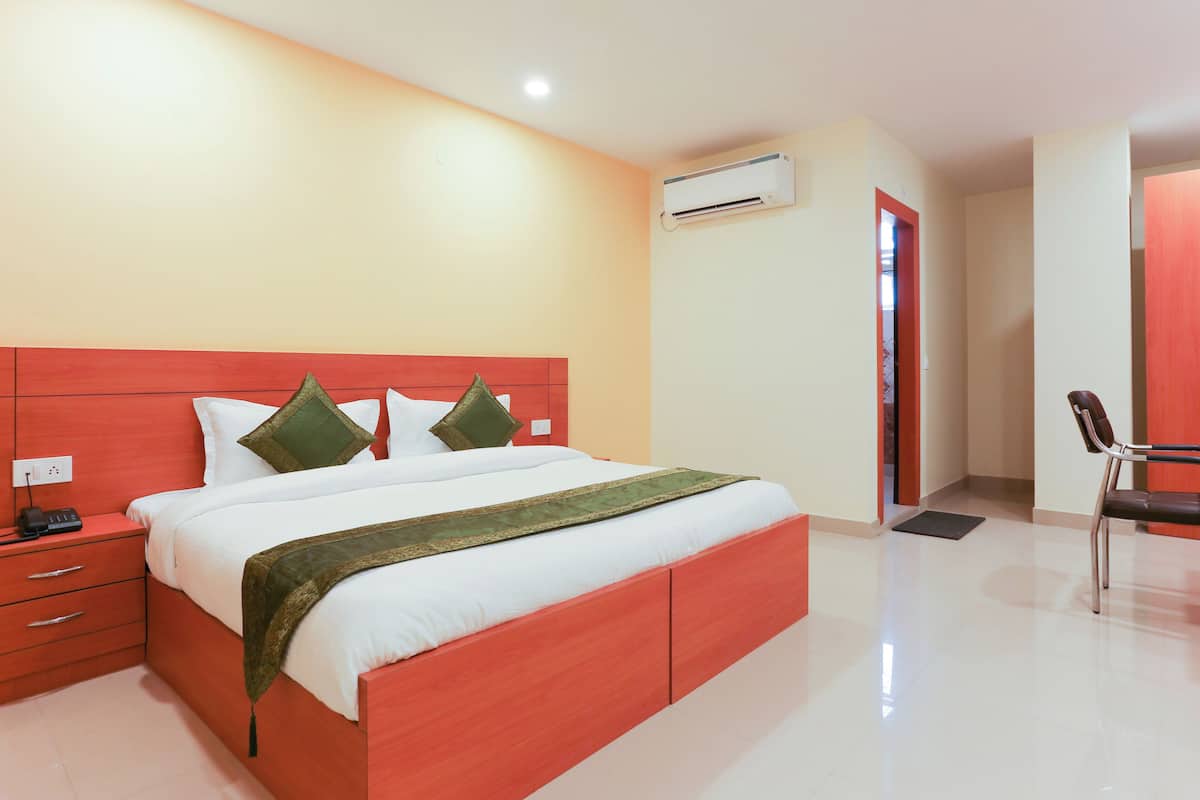 Quarto casal ou duplo superior, vista para a cidade | Escrivaninha, espaço de trabalho para notebook, quartos à prova de som