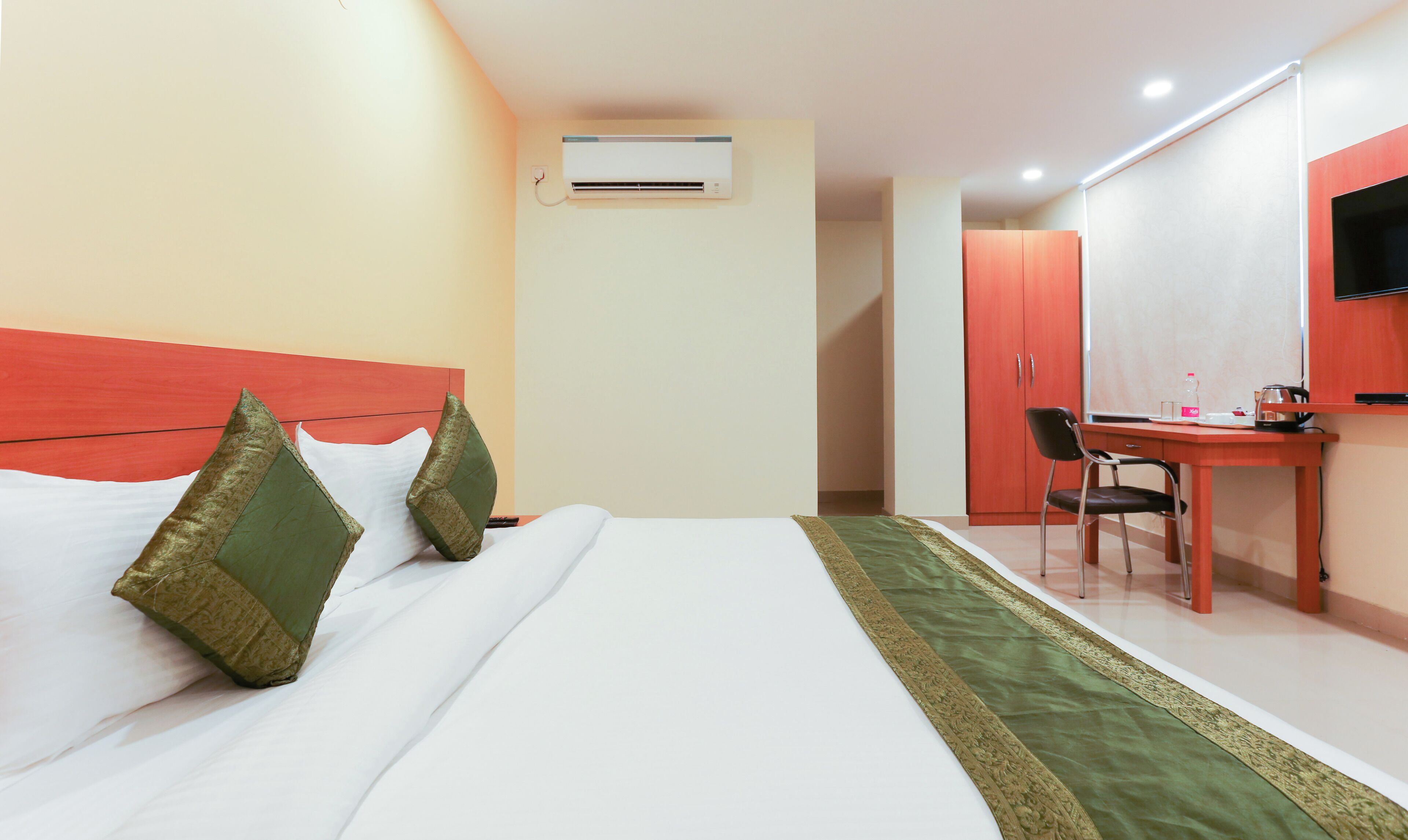 Suite Luxury, vista città | Una scrivania, postazione laptop, insonorizzazione, ferro/asse da stiro